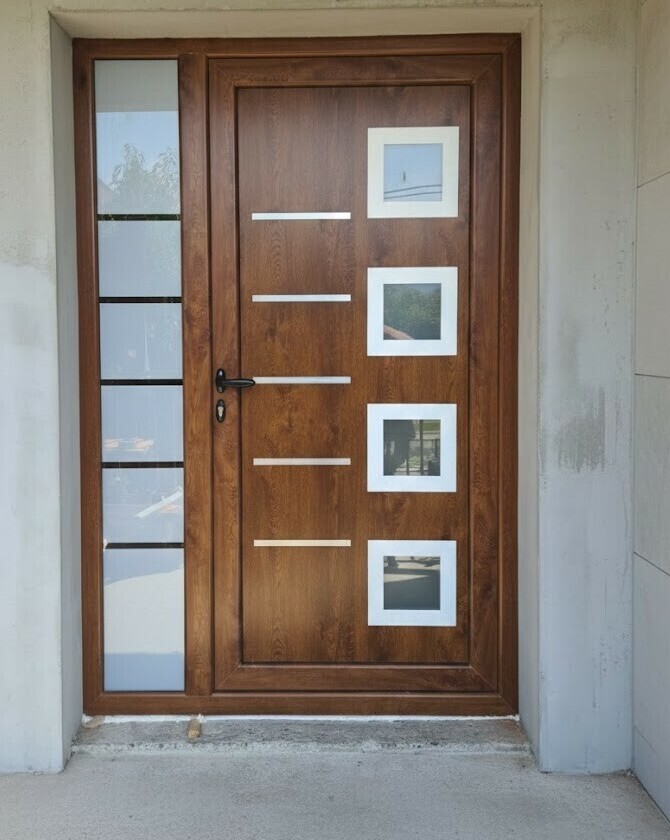 Ulazna vrata u dekoru drveta sa bočnim staklenim panelom i kvadratnim staklenim detaljima nakon završene montaže