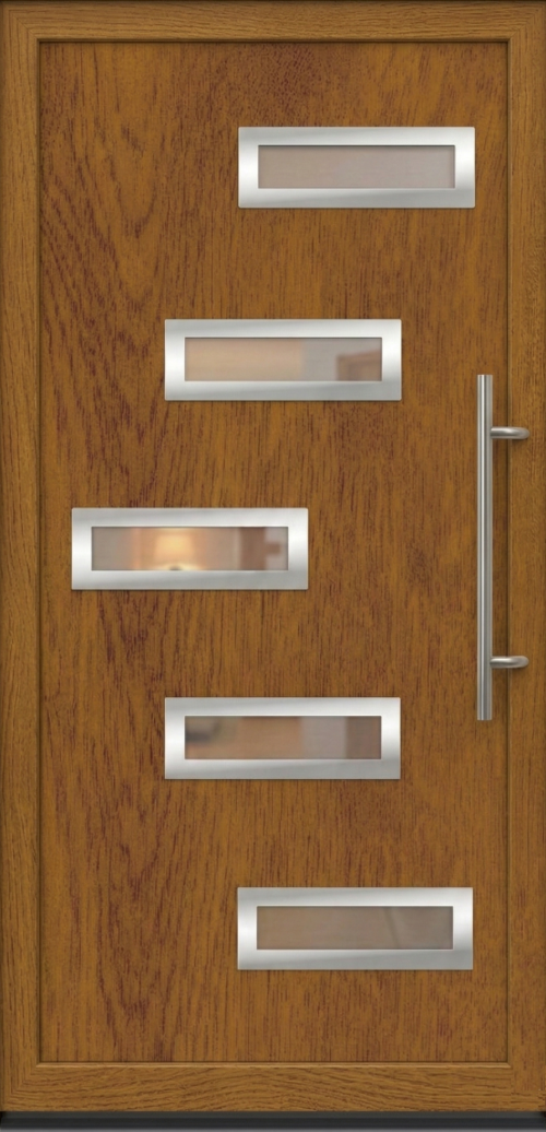 Model ulaznih vrata PM 027 u dezenu zlatni hrast sa pet horizontalnih staklenih panela i inox okvirima