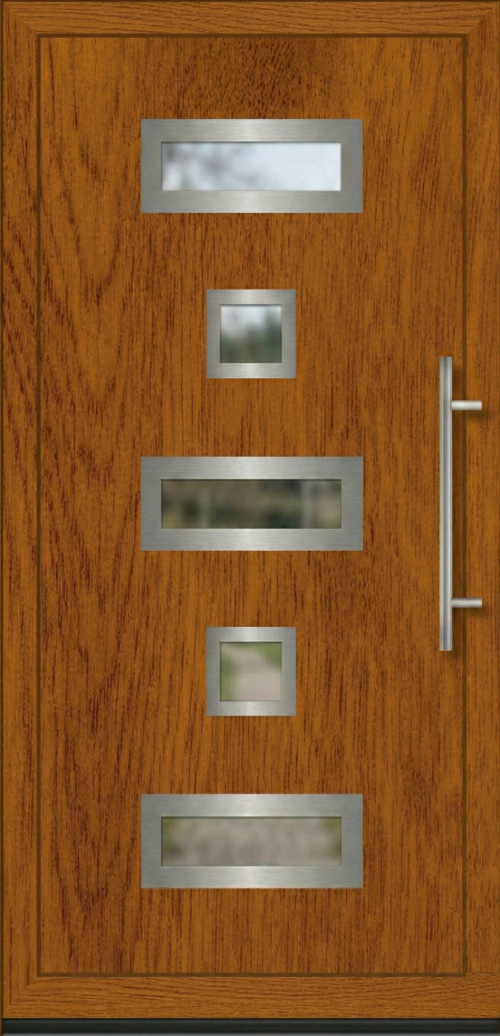 Ulazna vrata model PM 008 u dezenu zlatni hrast sa naizmeničnim pravougaonim i kvadratnim staklima i inoks rukohvatom.