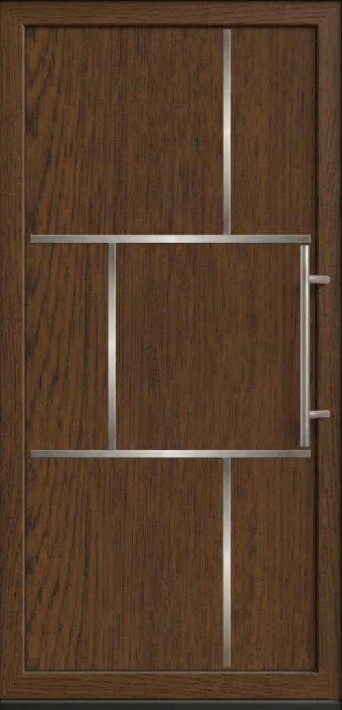 Ulazna vrata PM 032 u dezenu orah sa vertikalnim i horizontalnim metalnim trakama u geometrijskom rasporedu i modernom vertikalnom ručkom