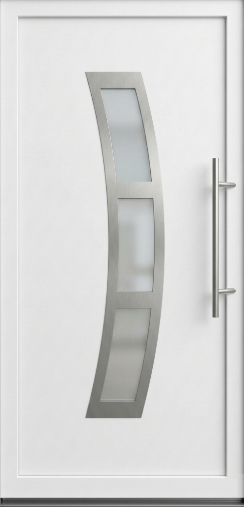 Ulazna vrata model PM 017 u beloj boji sa zakrivljenim vertikalnim dekorativnim staklom u sredini i dugom inox ručkom sa desne strane.