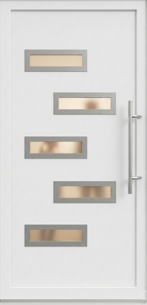 Ulazna vrata model PM 026 u beloj boji sa pet horizontalnih dekorativnih stakala raspoređenih stepenasto i dugom inox ručkom sa desne stran