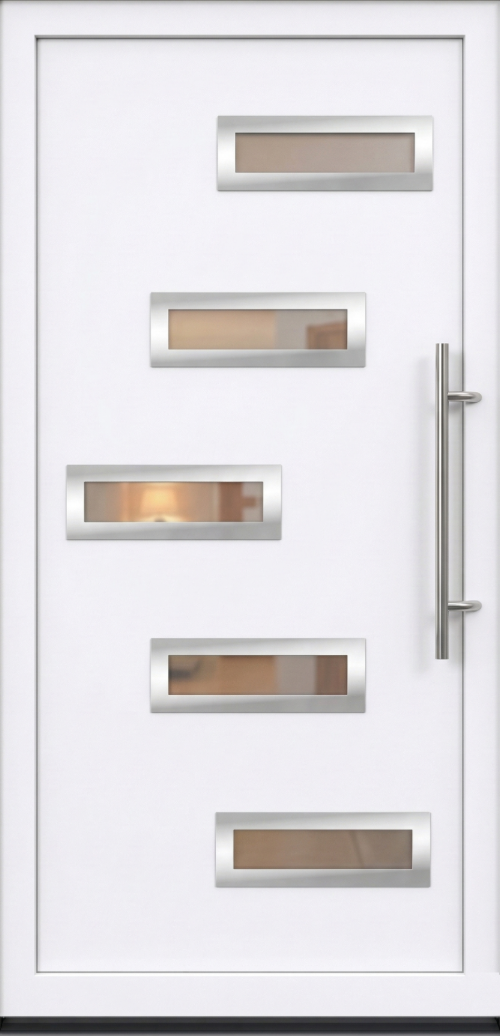 Moderna bela ulazna vrata PM 027 sa pet horizontalnih pravougaonih stakala postavljenih u cik-cak rasporedu i inox rukohvatom.