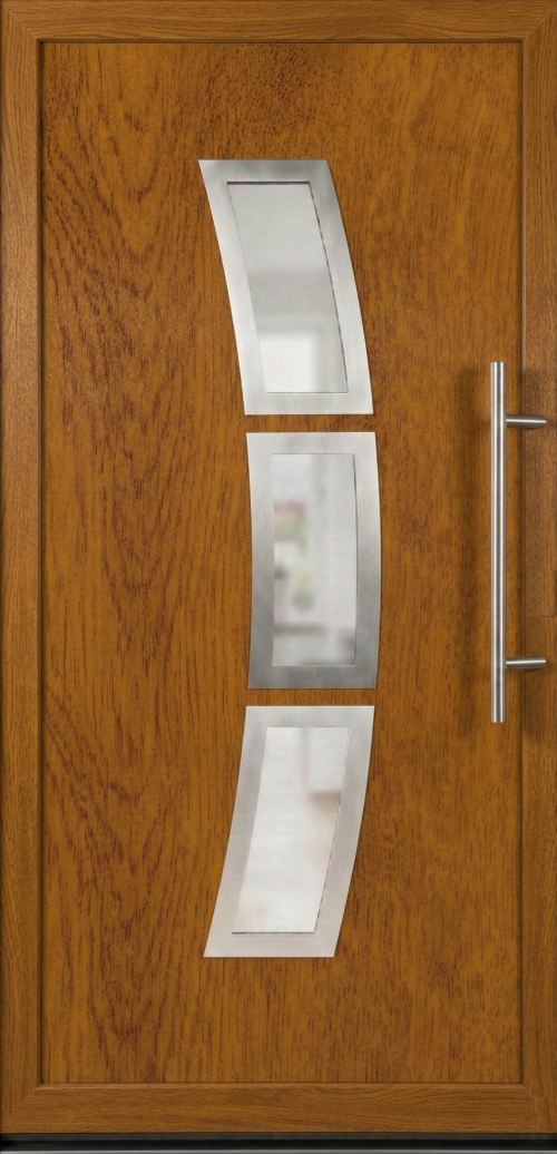 Ulazna vrata model PM 018 u dezenu zlatni hrast sa tri asimetrična horizontalna stakla uokvirena inoks ramovima i modernim rukohvatom.