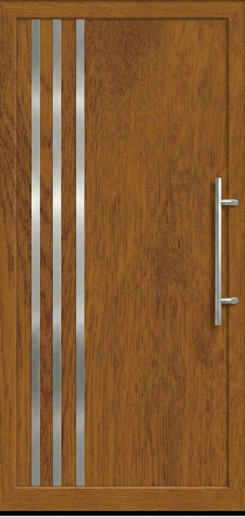 Ulazna vrata model PM 005 u dezenu zlatni hrast sa tri vertikalne dekorativne inoks trake i modernim rukohvatom.