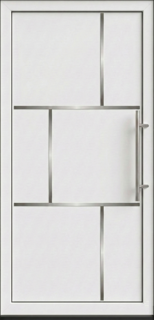 Moderna bela ulazna vrata PM 032 sa asimetričnim rasporedom horizontalnih i vertikalnih dekorativnih inox lajsni i inox rukohvatom.