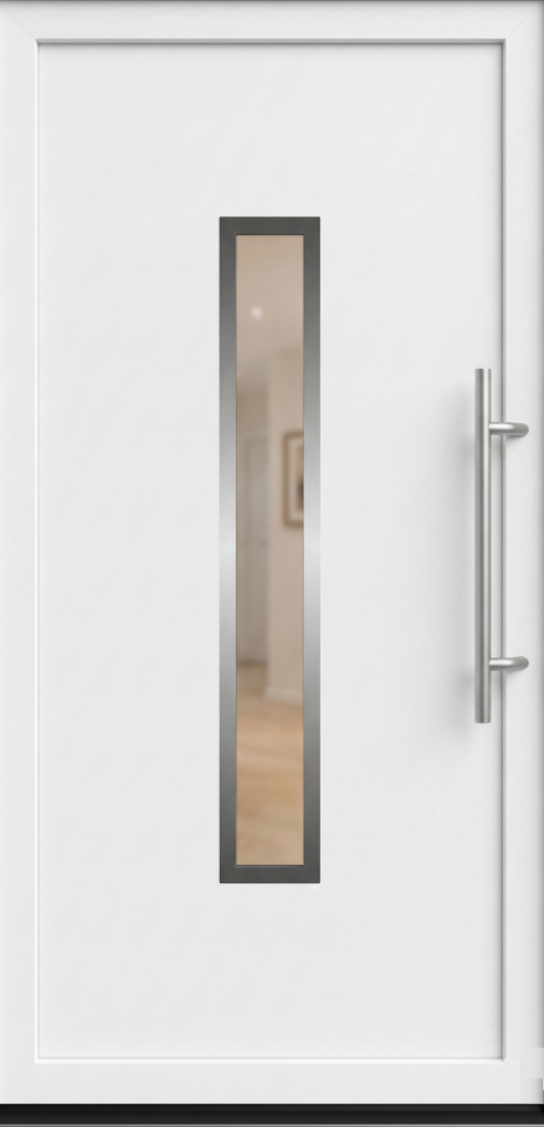 Ulazna vrata model PM 013 u beloj boji sa jednim uskim vertikalnim dekorativnim staklom u sredini i dugom inox ručkom sa desne strane.