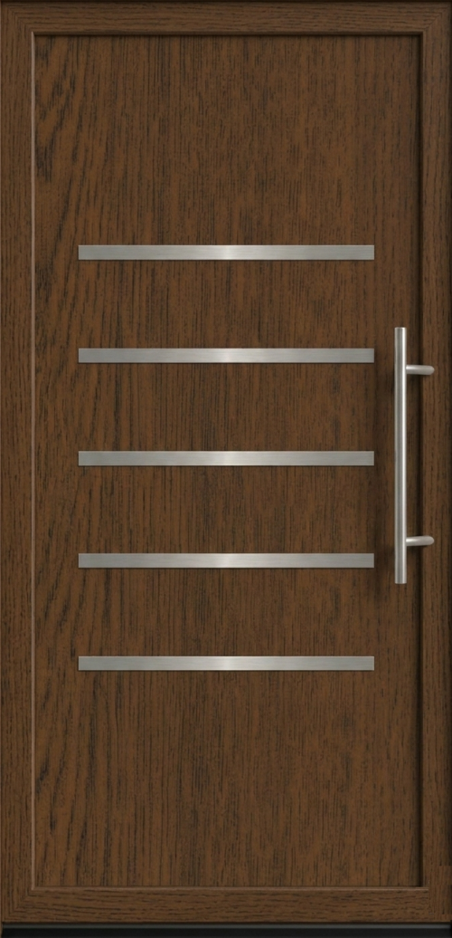 Ulazna vrata PM 031 u dezenu orah sa pet horizontalnih metalnih traka i modernom vertikalnom metalnom ručkom