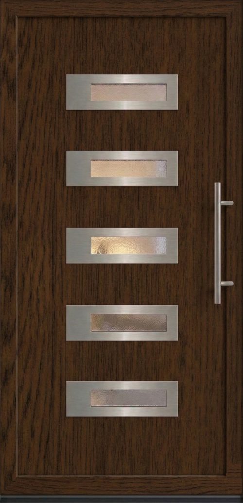Ulazna vrata PM 028 u dezenu orah sa pet horizontalnih staklenih panela i modernom vertikalnom metalnom ručkom