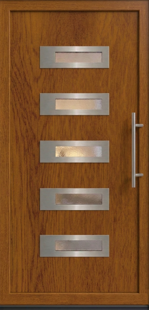 Ulazna vrata PM 028 u dezenu zlatni hrast sa pet horizontalnih staklenih polja i širokim inox okvirima.