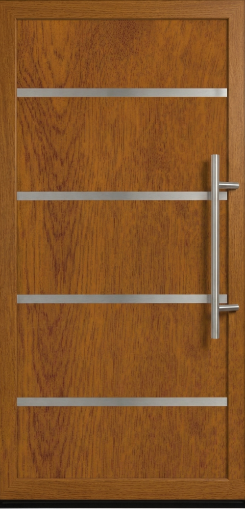 Ulazna vrata model PM 030 u toplom dezenu zlatni hrast sa horizontalnim inox lajsnama i dugačkom metalnom ručkom.