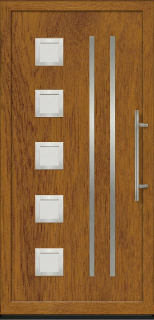Ulazna vrata model PM 009 u dezenu zlatni hrast sa pet kvadratnih stakala, dve vertikalne inoks trake i modernim rukohvatom.
