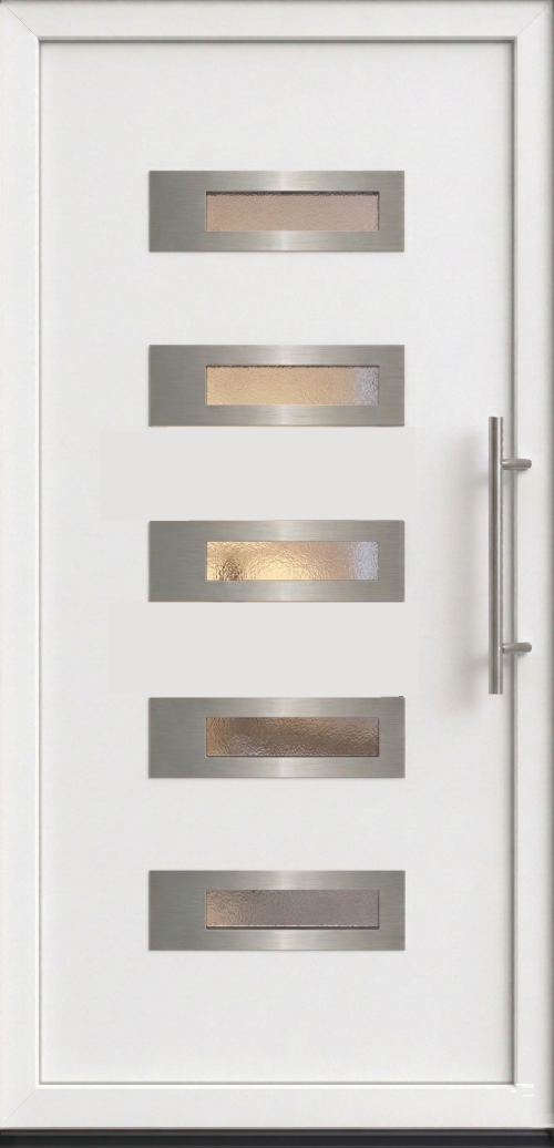 Moderna bela ulazna vrata PM 028 sa pet horizontalnih umetaka i dugom vertikalnom ručkom.