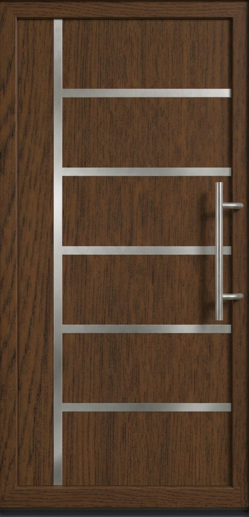 Moderna aluminijumska ulazna vrata PM 029 u dezenu oraha sa vertikalnim i horizontalnim inox aplikacijama i dugom srebrnom ručkom.