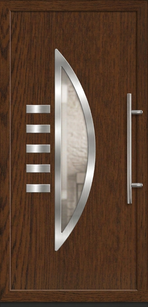 Ulazna vrata PM 024 u dezenu orah sa zakrivljenim vertikalnim staklenim panelom, četiri horizontalne inox aplikacije i modernom metalnom ručkom