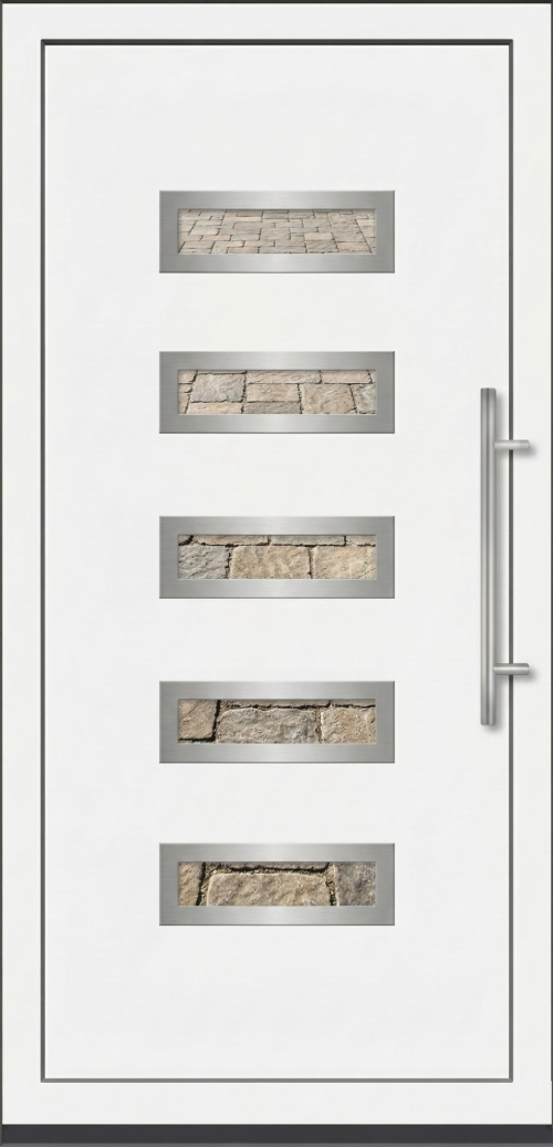 Moderna bela ulazna vrata PM 025 sa pet horizontalnih staklenih umetaka i dugom vertikalnom ručkom.