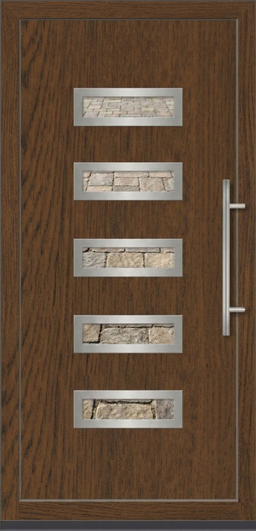 Ulazna vrata PM 025 u dezenu orah sa pet horizontalnih staklenih otvora i inox okvirom.