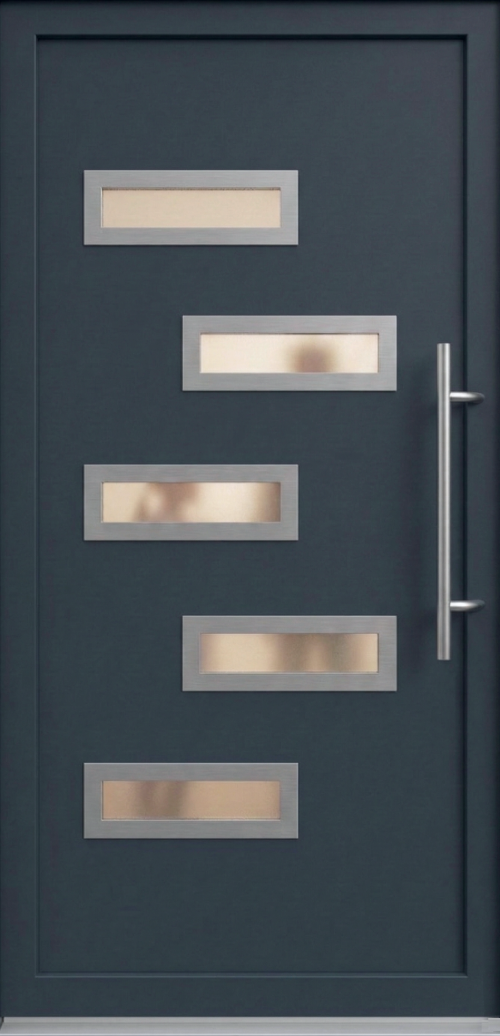 Moderna ulazna vrata PM 026 u antracit boji sa pet asimetričnih staklenih otvora i inox detaljima.