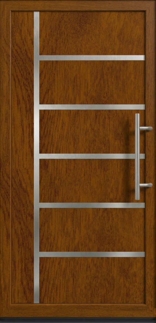 Ulazna vrata PM 029 u dezenu zlatni hrast sa pet horizontalnih inox lajsni i jednom vertikalnom inox aplikacijom, uz modernu vertikalnu ručku