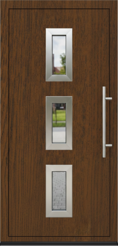Ulazna vrata PM 004 u dezenu orah sa tri vertikalna staklena panela i modernom metalnom ručkom