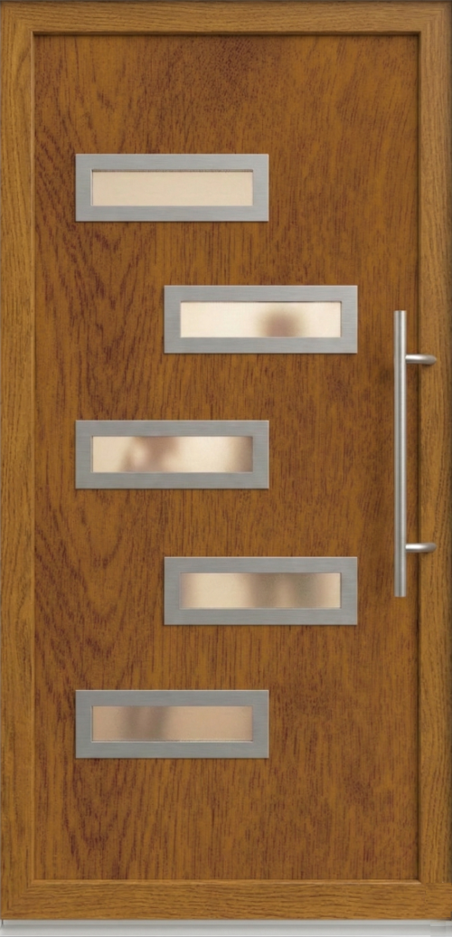 Ulazna vrata PM 026 u dezenu zlatni hrast sa pet pravougaonih staklenih panela raspoređenih cik‑cak i modernom vertikalnom metalnom ručkom